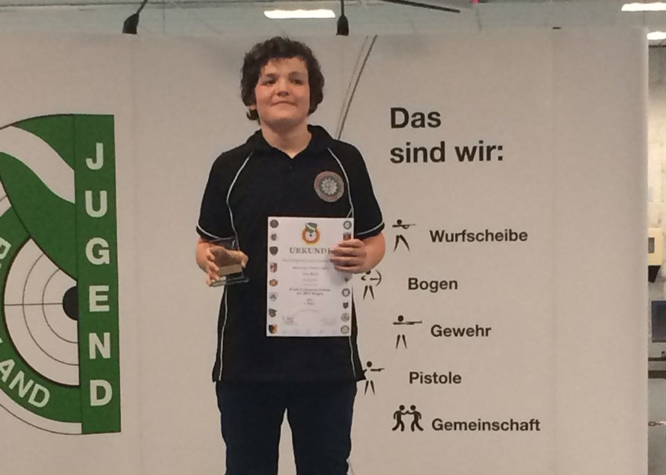 Leon Koch belegte den ersten Platz beim Bezirksvergleichswettkampf mit der Luftpistole